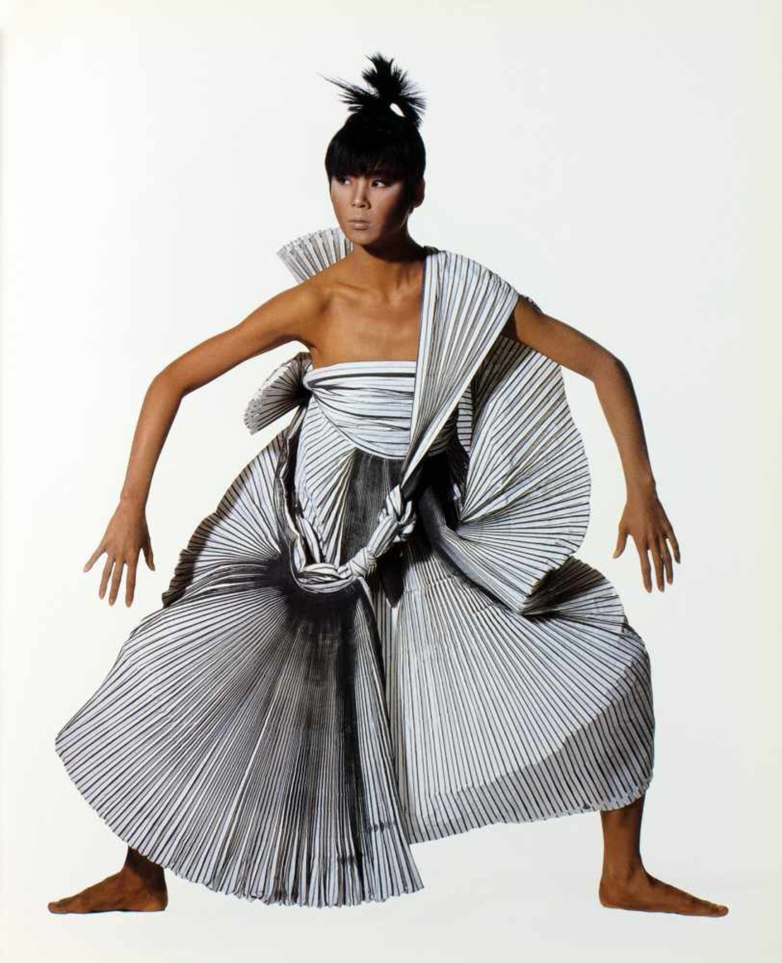 Irving Penn. Issey Miyake. Photographs. New York, Graphic Society 1988. Mit 46 Farbtafeln nach - Bild 3 aus 3