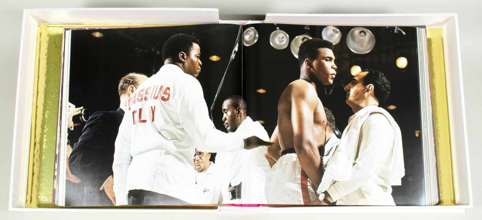 G. O. A. T. A Tribut to Muhammad Ali. Köln, Taschen 2004. Mit unzähligen fotografischen Abbildungen, - Bild 2 aus 9