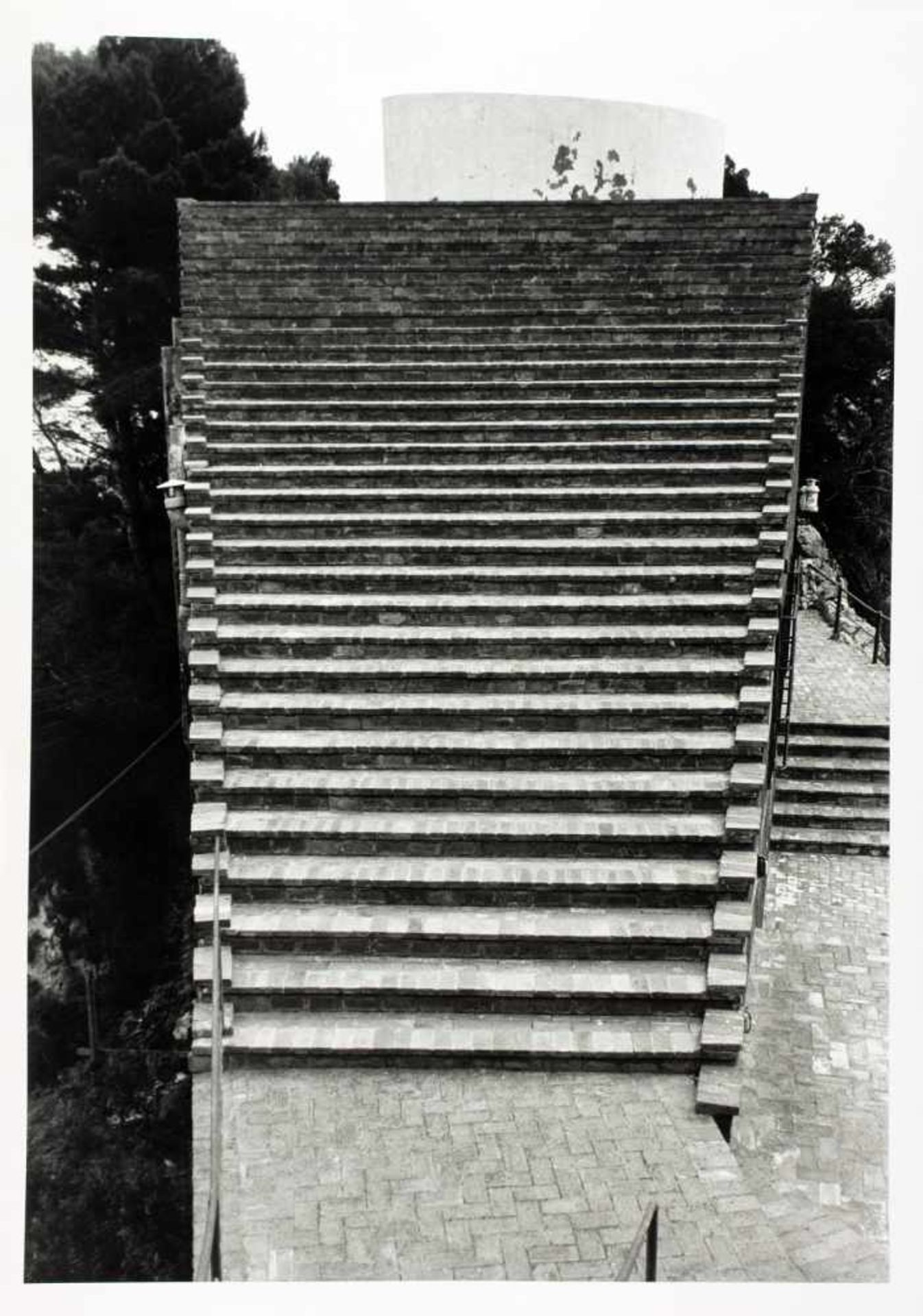 Günther Förg. Architektur in Italien. Drei Fotografien. 1995/1996. 55,3 : 39,0 cm (59,5 : 43,3