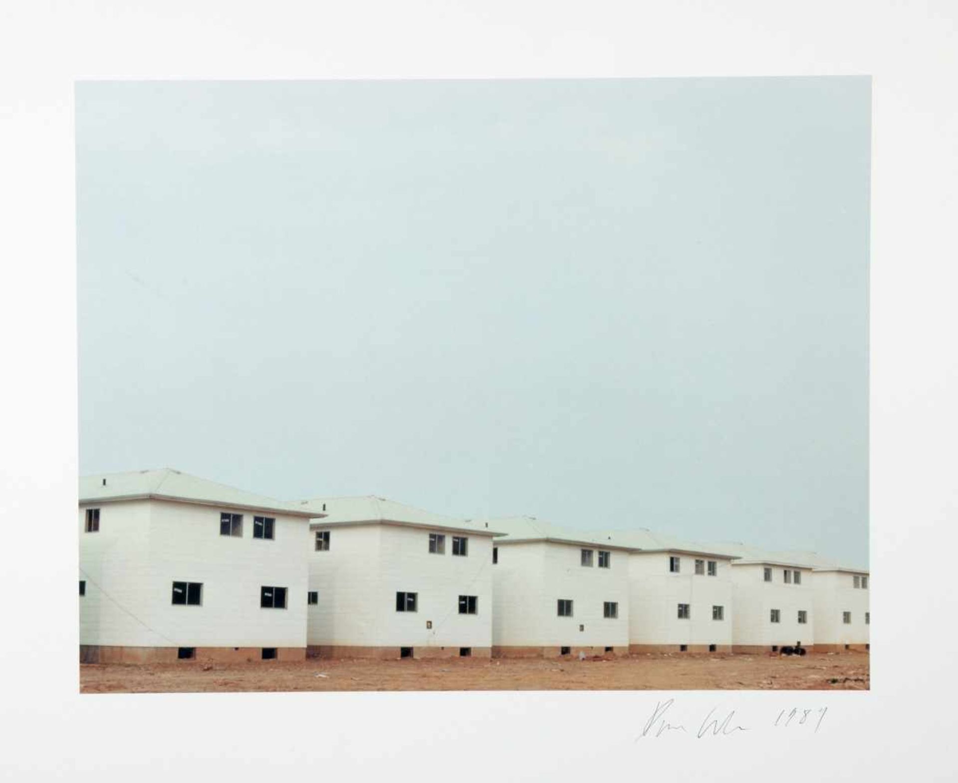 Dan Graham. Homes for America. Sechs Farboffsetdrucke. 1989. Ca. 24,0 : 30,0 cm (50,0 : 56,0 cm). - Image 5 of 6