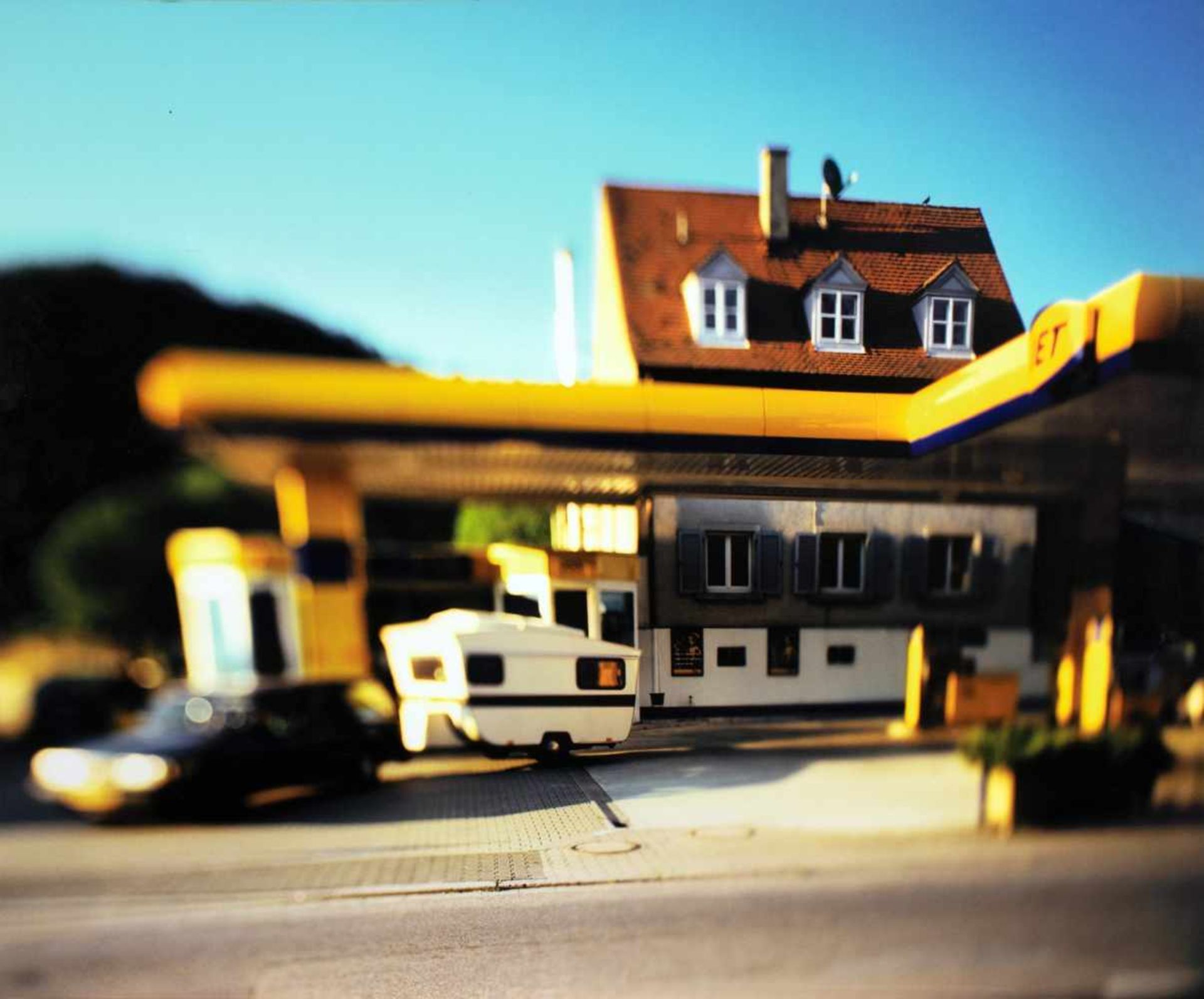 Jörg Fahlenkamp. Schwarzwaldstraße, Freiburg. Fotografie, Lambda Color Print. 2000/2007. 60 : 72 cm.