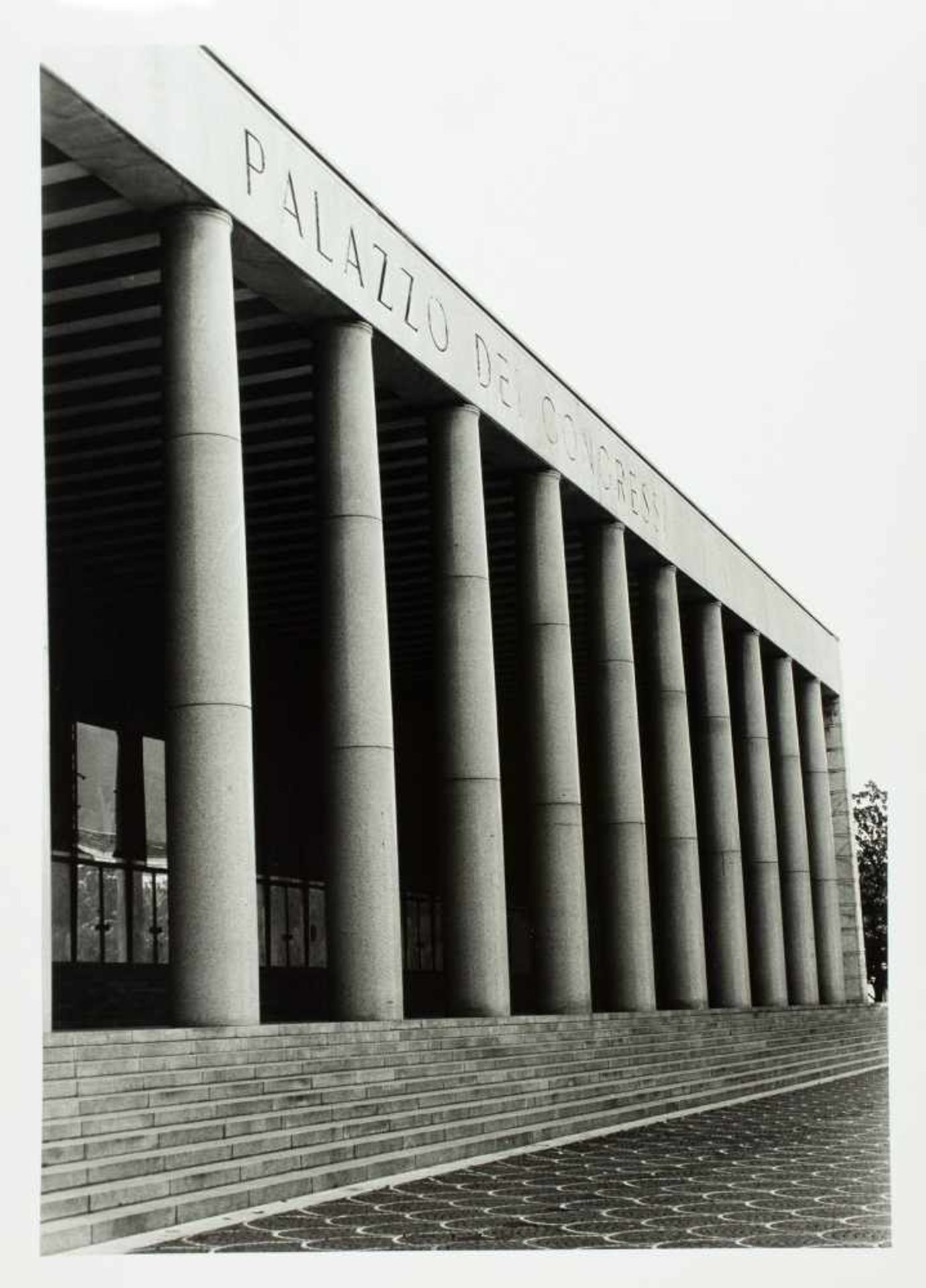 Günther Förg. Architektur in Italien. Zwei Fotografien. 1995. 55,3 : 39,2 cm (59,6 : 43,3 cm). - Image 2 of 2