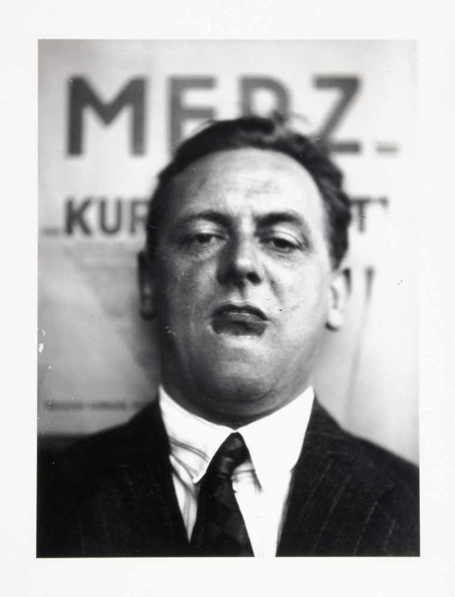 El Lissitzky. Sechs Porträtfotografien. Silbergelatine. 1924/1985. Ca. 12 : 17 - 22 : 20 cm (39, - Image 6 of 6