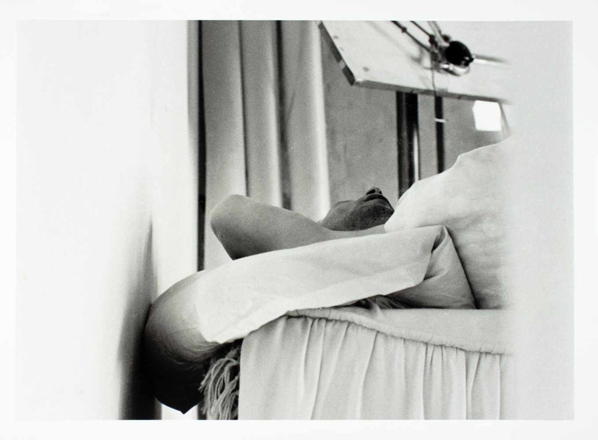 Sigmar Polke. Die Waschung der Lineale. Sieben Fotografien. 1972/1999. 26,1 : 36,0 cm (30,0 : 40,0 - Image 7 of 7
