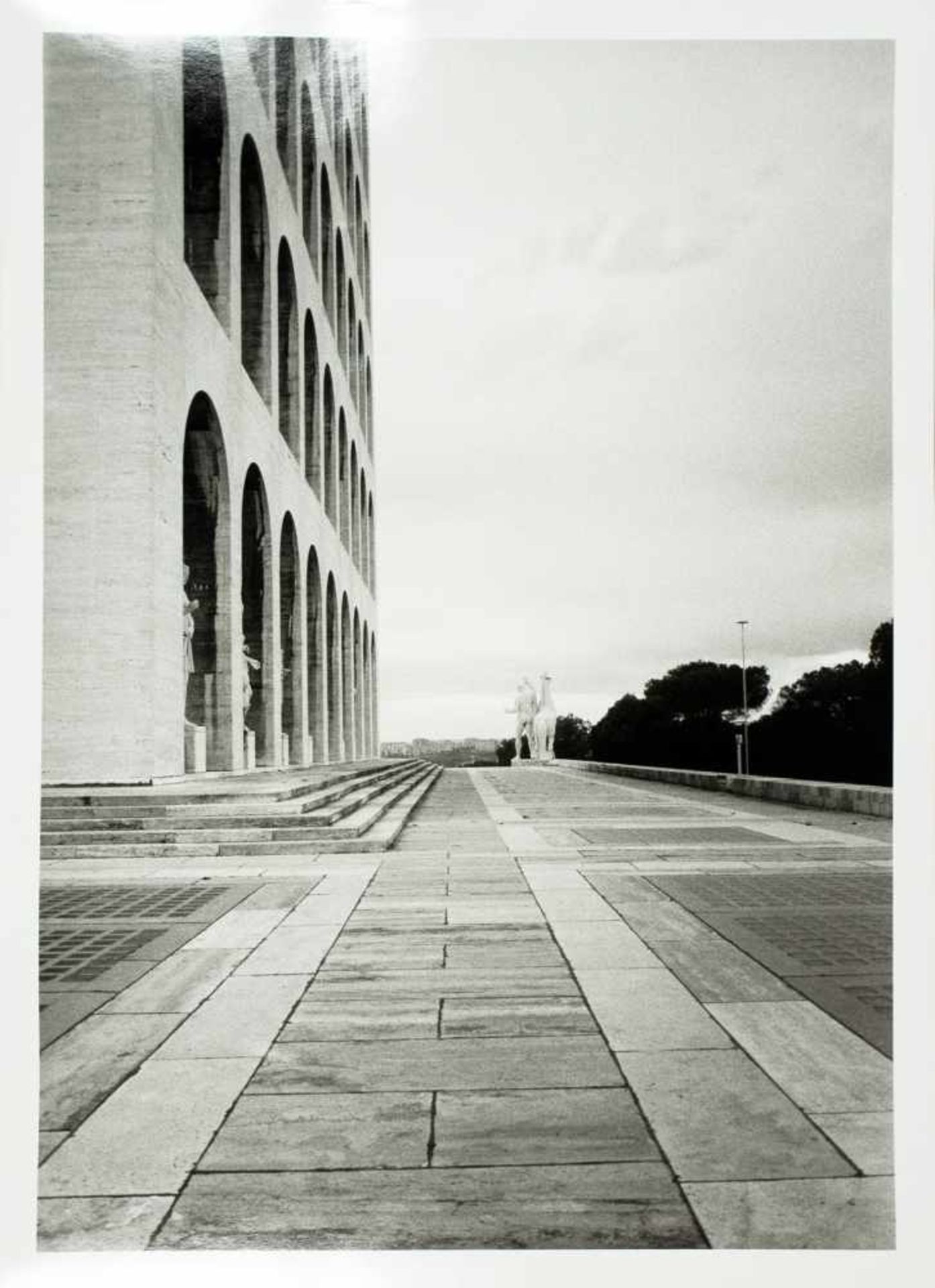 Günther Förg. Architektur in Italien. Zwei Fotografien. 1995. 55,3 : 39,2 cm (59,6 : 43,3 cm).