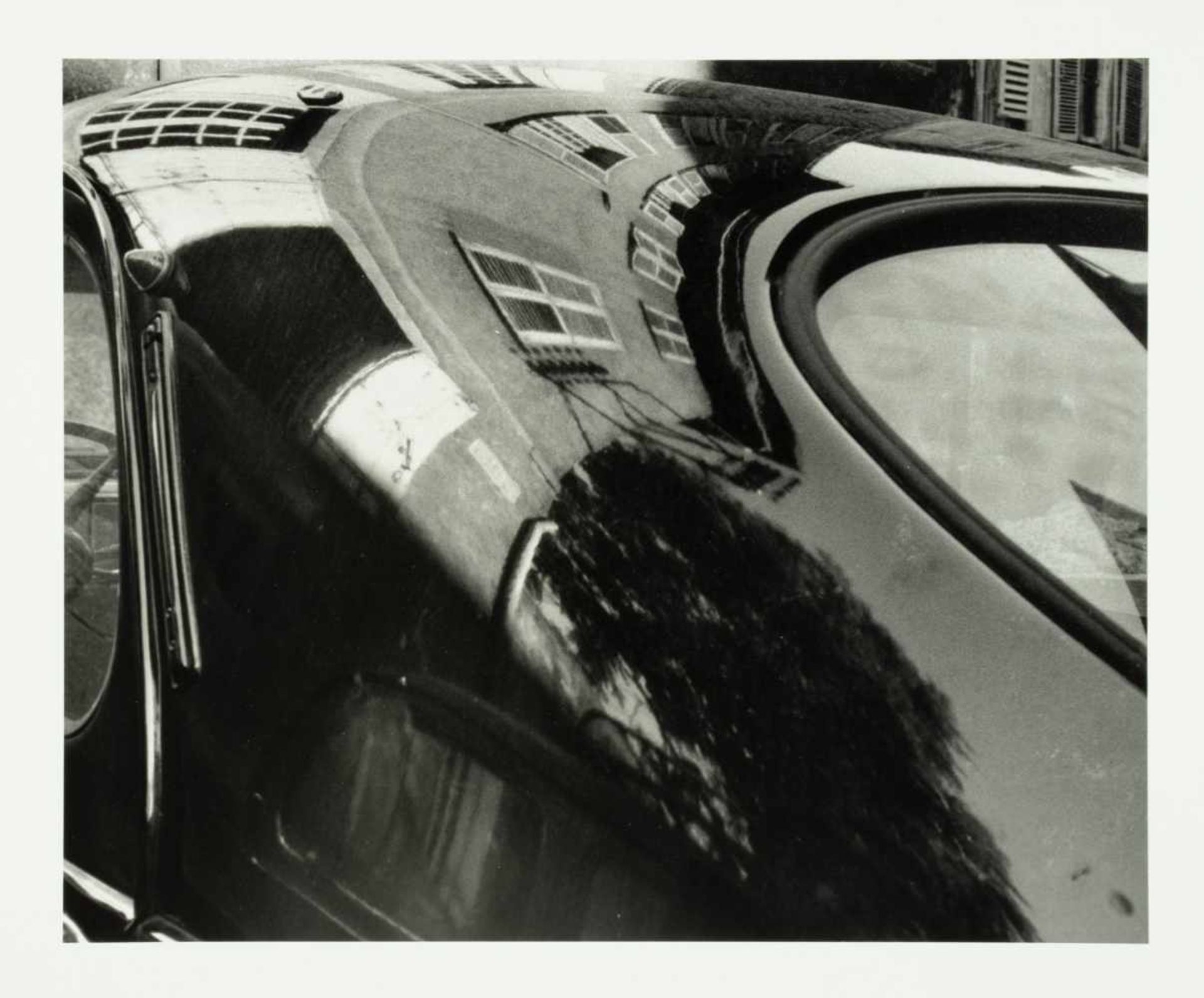 Raoul Hausmann. Fünf Fotografien. 1931-1954/1990. 30 : 40 cm. Rückseitig stempelsigniert. Abzüge von - Image 5 of 5