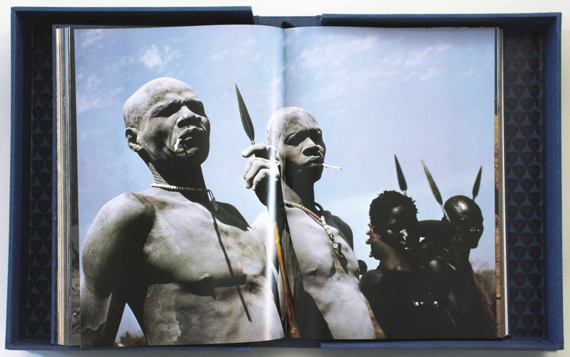 Leni Riefenstahl. Africa. Köln, Taschen 2002. Mit über 350 farbigen fotografischen Abbildungen. - Image 6 of 6