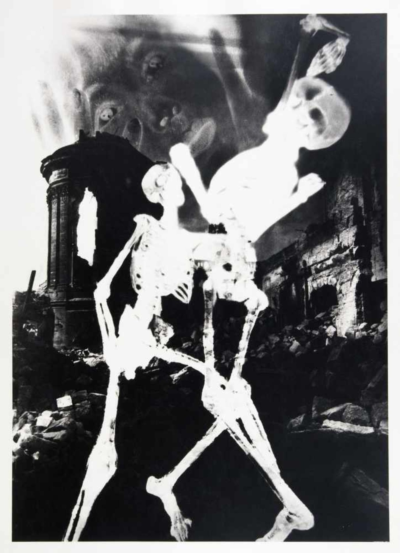 Edmund Kesting. Dresdner Totentanz. Fünf Fotoarbeiten. 1945-1947/1992. 34,4 : 24,7 cm (40,7 : 30,7 - Image 3 of 5