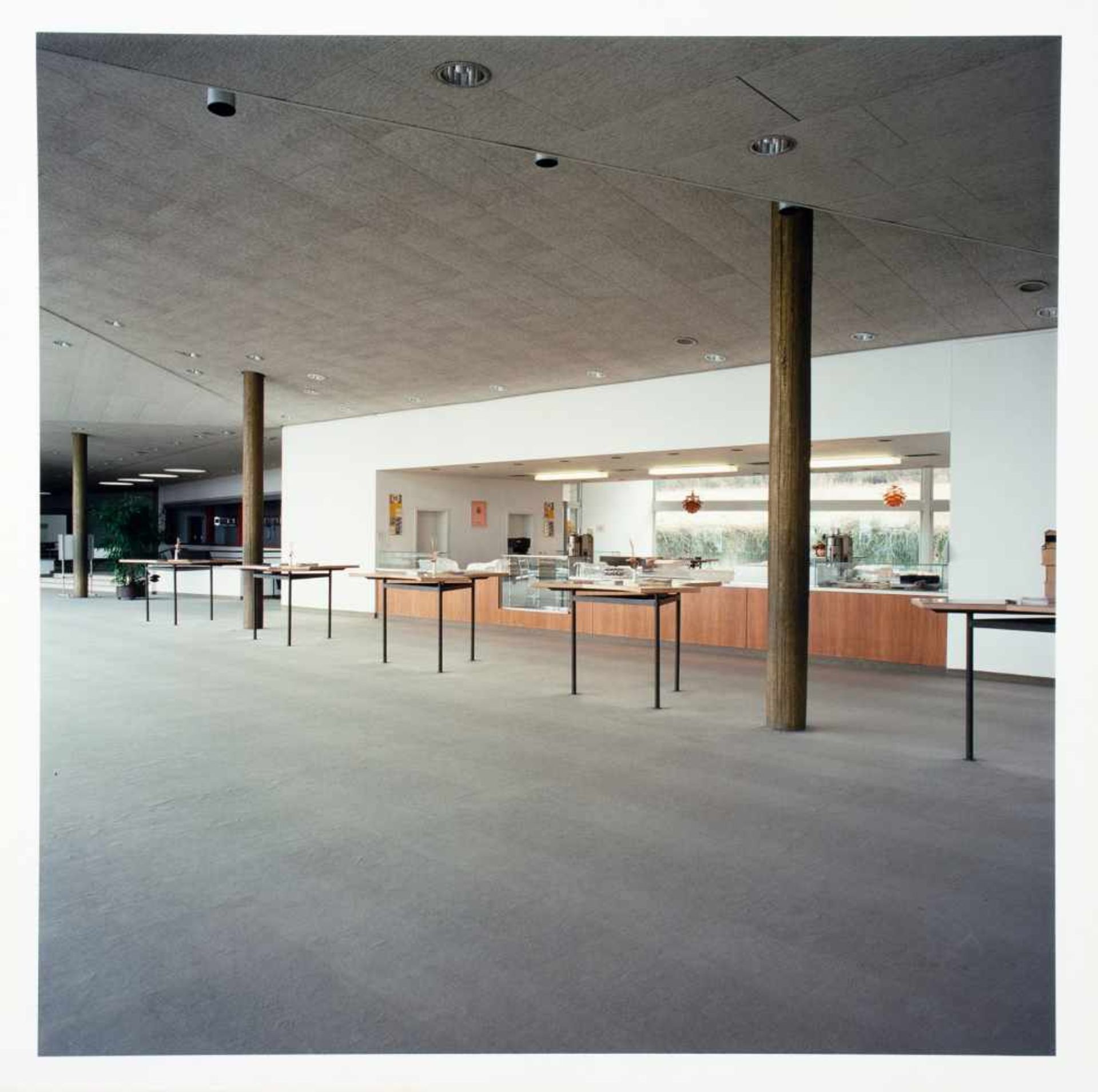 Candida Höfer. Theater Wolfsburg I. Farbfotografie. 1998. 28,1 : 28,1 cm (30,5 : 40,2 cm).