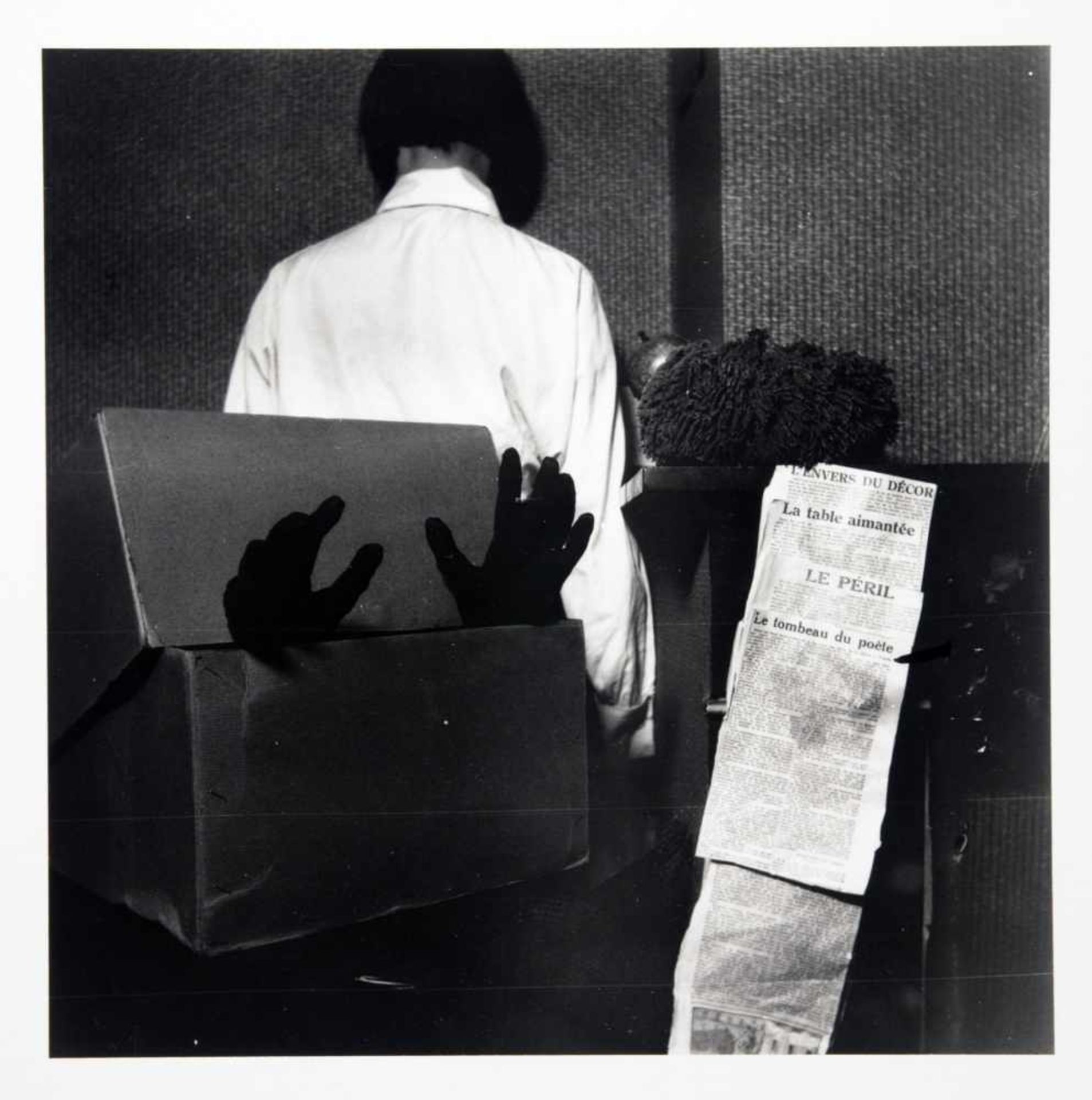 Paul Nougé. Subversion des images. Sechs Fotografien. 1968/2012. 19,0 : 19,0 cm (30,5 : 24,0 cm). - Bild 3 aus 6