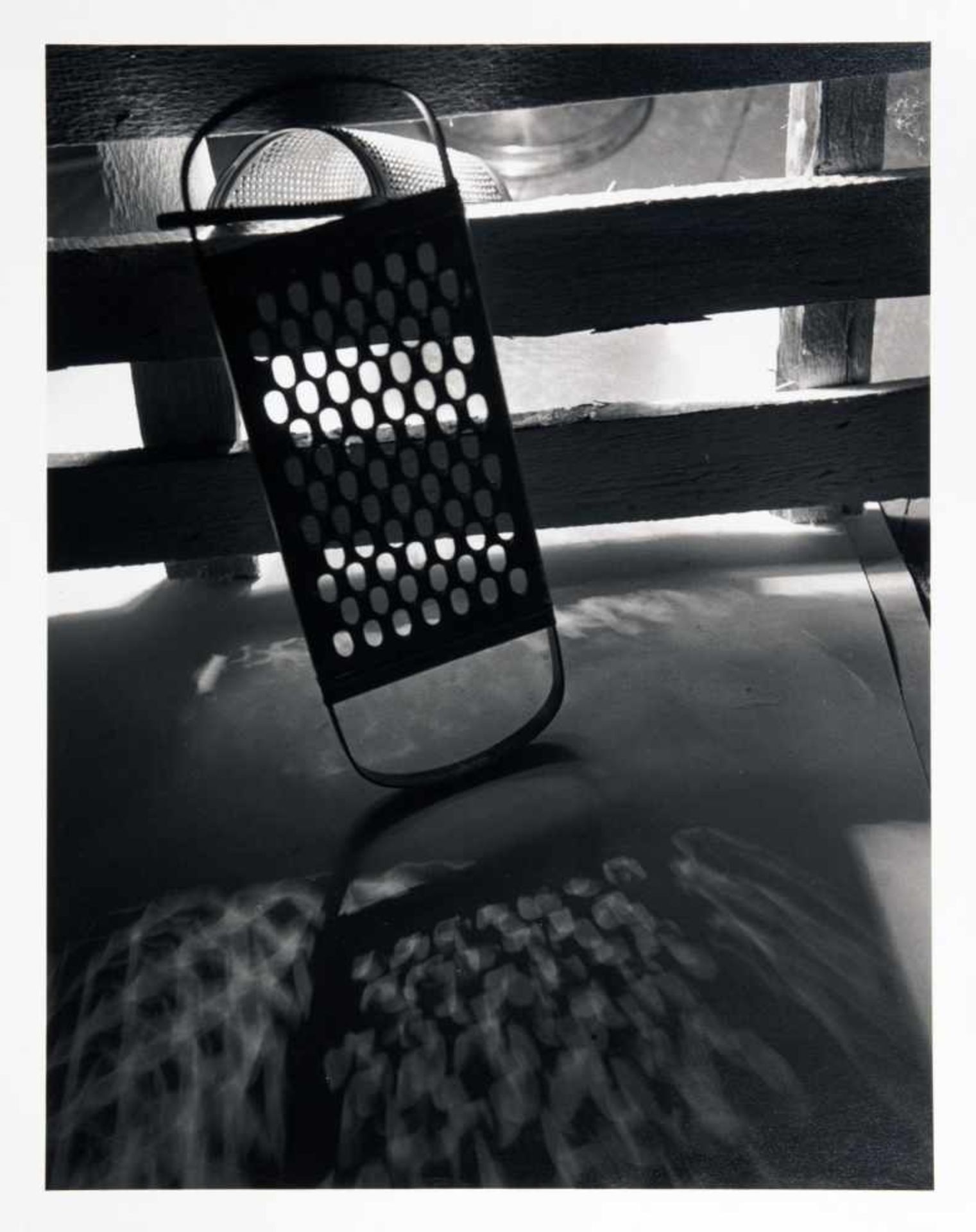 Raoul Hausmann. Fünf Fotografien. 1931-1954/1990. 30 : 40 cm. Rückseitig stempelsigniert. Abzüge von - Bild 3 aus 5