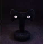 18CT WHITE GOLD DIAMOND STUD EARRINGS. TOTAL DIAMOND 1.