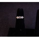 18CT YELLOW GOLD 3 STONE DIAMOND RING. TOTAL DIAMOND .