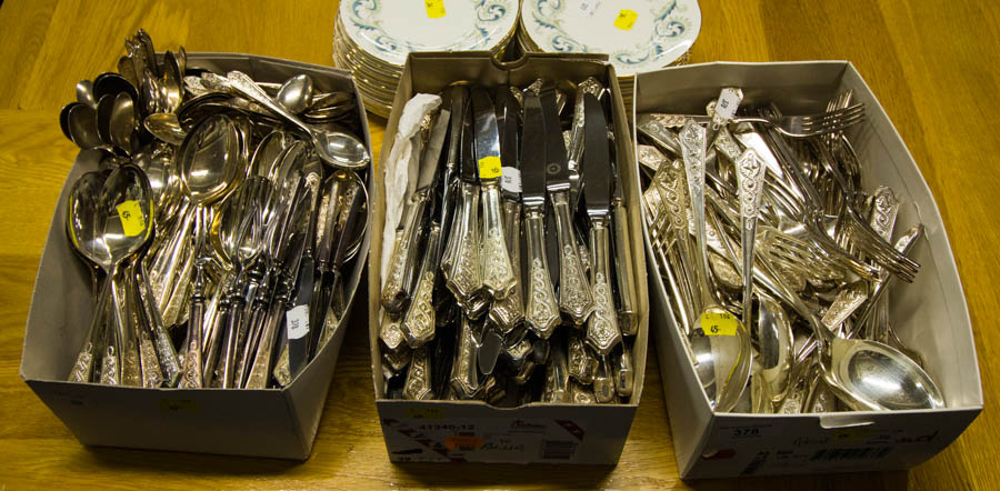 LARGE QUANTITY OF SILVER PLATED CUTLERY - APPROX 30 PLACE SETTING