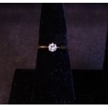 18K GOLD + DIAMOND SOLITAIRE RING .