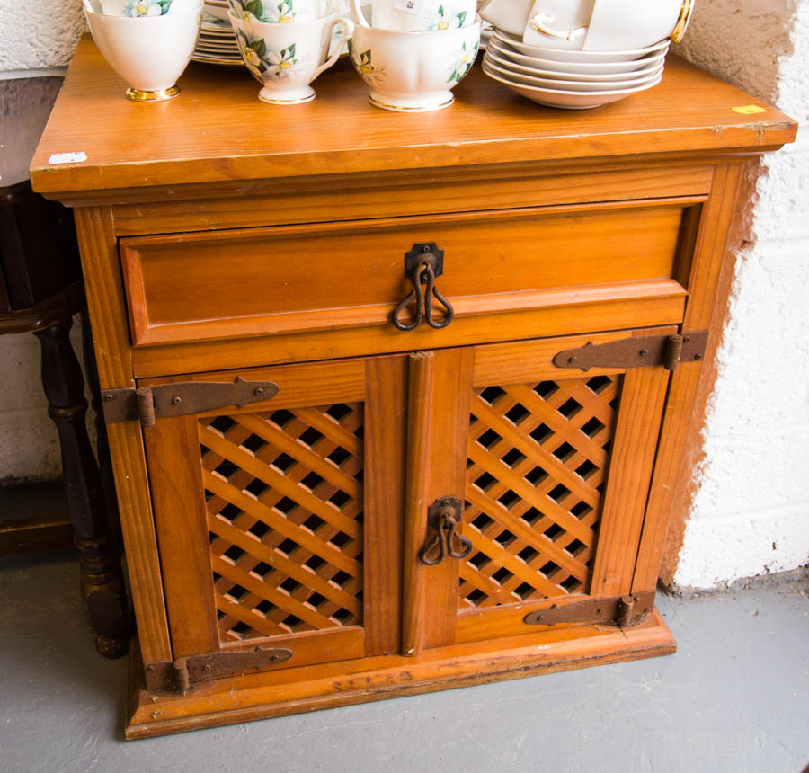 PINE CHEST, LIFT TOP BOX, - Image 3 of 3