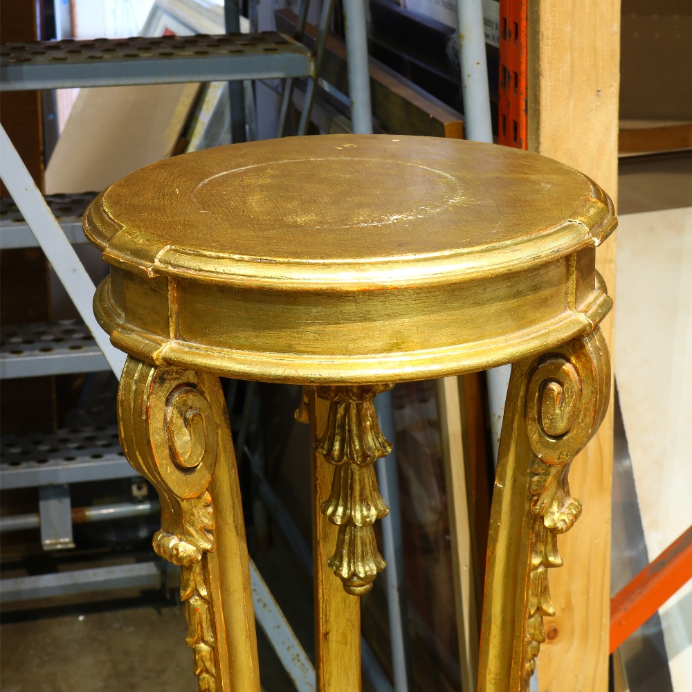 George III style giltwood pedestal having a circular top and rising on a tripartite base, having a - Bild 2 aus 2