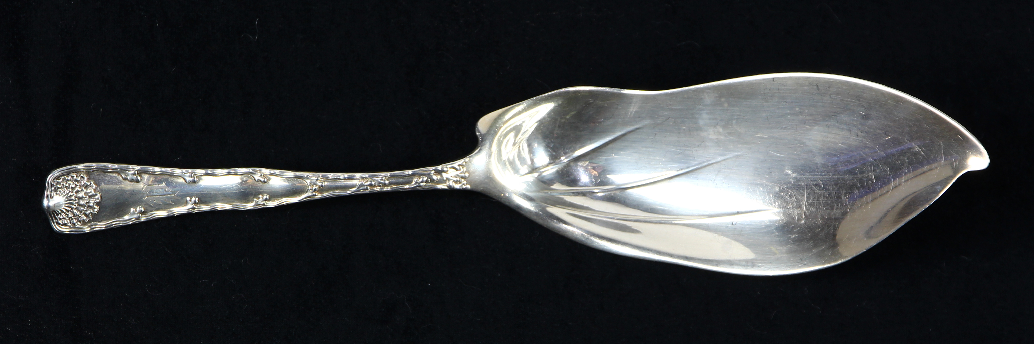 Tiffany & Co. sterling silver fish slice in the "Wave Edge" pattern, New York, 12.5"l, 5 troy oz.