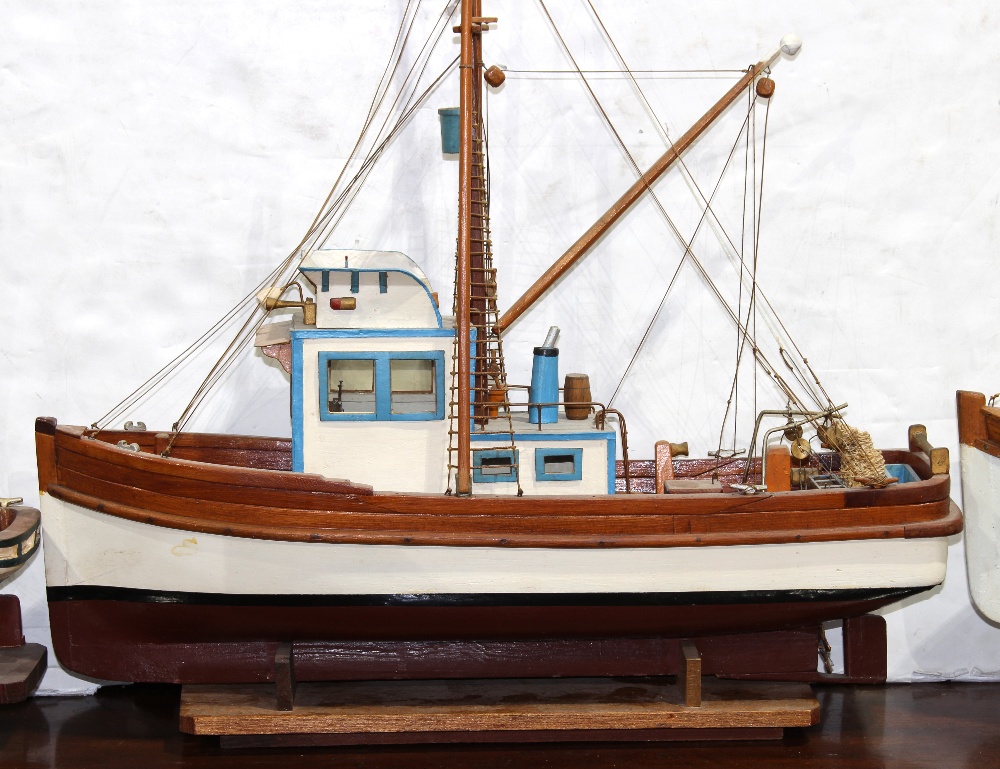 (lot of 3) Model boat group, consisting of three fishing boats, each hand-painted, with rigging - Image 3 of 4