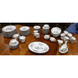 (lot of approx. 92) Wedgwood porcelain service, in the "Kutani Crane" pattern, consisting of (18)