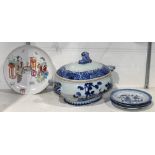 (lot of 5) Chinese enameled export ceramics, including one plate with two beauties; one blue and