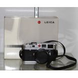 (lot of 2) Leica/Leitz photography items, consisting of a Leica/Leitz M6 camera body, with chrome