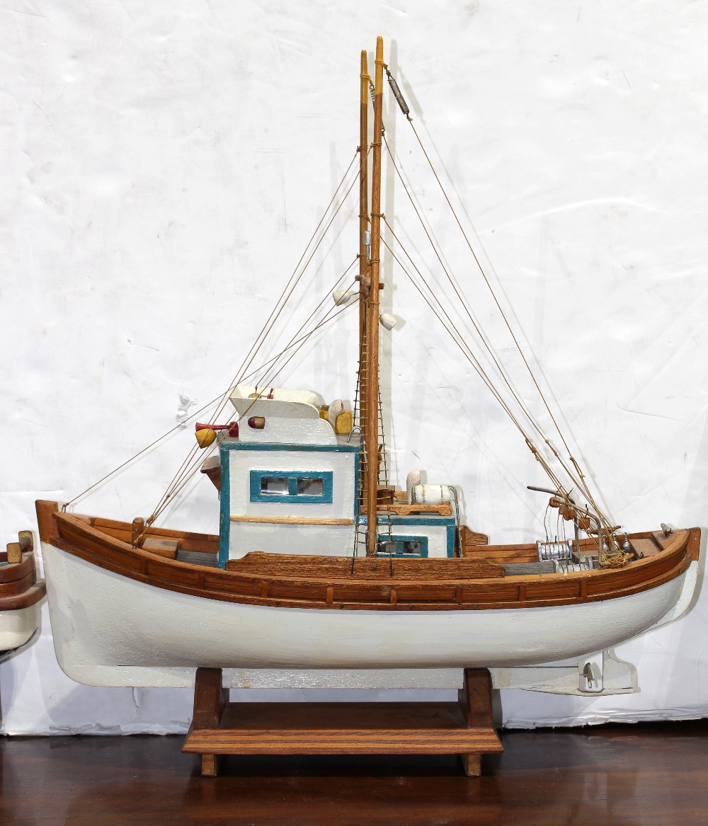(lot of 3) Model boat group, consisting of three fishing boats, each hand-painted, with rigging - Image 4 of 4