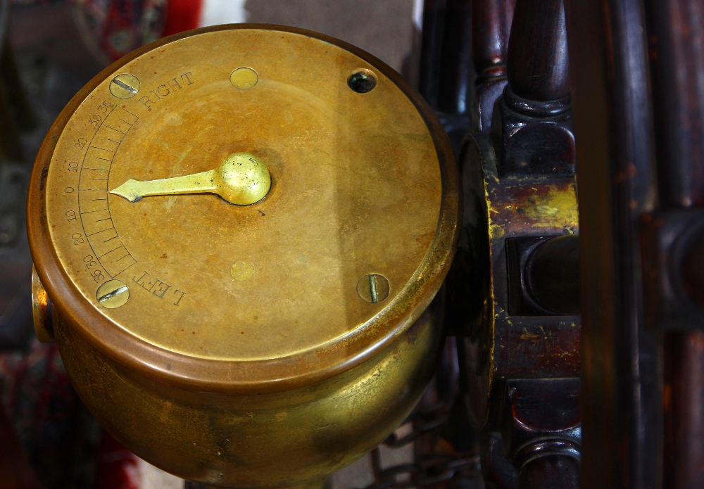 Yacht helm circa 1920, with rudder angle indicator, executed in bronze and brass, mounted with - Bild 3 aus 3