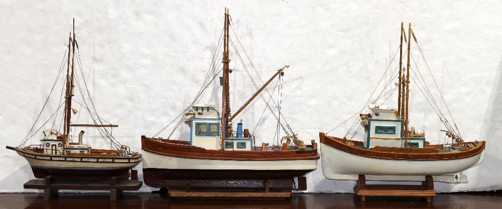 (lot of 3) Model boat group, consisting of three fishing boats, each hand-painted, with rigging - Image 2 of 4