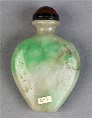 Chinese jadeite snuff bottle, 19th/20th century, with a flattened spade form body rising to an - Image 2 of 4