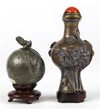 (lot of 2) Chinese metal snuff bottles, the first a peach form pewter bottle; the second, of - Image 3 of 5