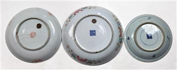 (lot of 3) Chinese porcelain plates: first an underglaze blue porcelain charger, decorated with - Image 2 of 5