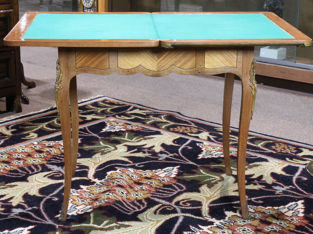 Louis XV style marquetry decorated games table, having a hinged floral decorated top opening to - Image 3 of 6