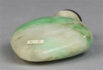 Chinese jadeite snuff bottle, 19th/20th century, with a flattened spade form body rising to an - Image 4 of 4