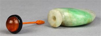 Chinese jadeite snuff bottle, 19th/20th century, with a flattened spade form body rising to an - Image 3 of 4