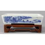 Chinese underglazed blue porcelain bulb container, the exterior depicting villagers and travelers