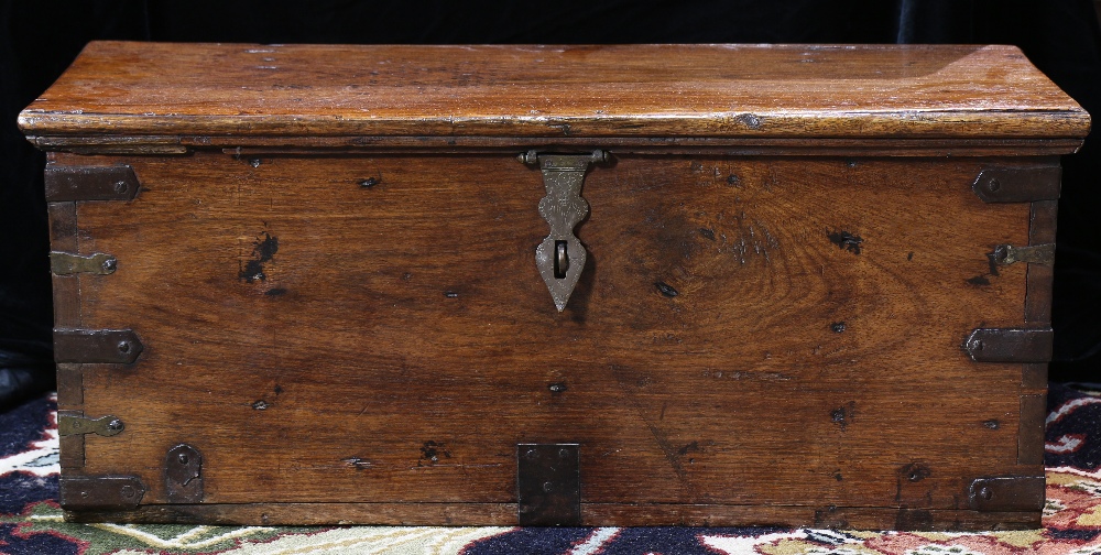 Continental oak blanket circa 1800, having a hinged top with original hardware, the sides with