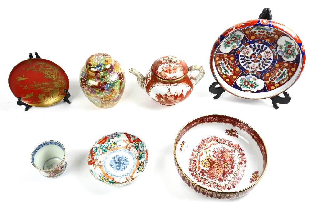 (lot of 7) Group of Japanese ceramics: consisting of one Imari dish and cup; one Kutani tea jar; a - Image 2 of 6