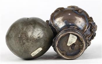 (lot of 2) Chinese metal snuff bottles, the first a peach form pewter bottle; the second, of - Image 5 of 5
