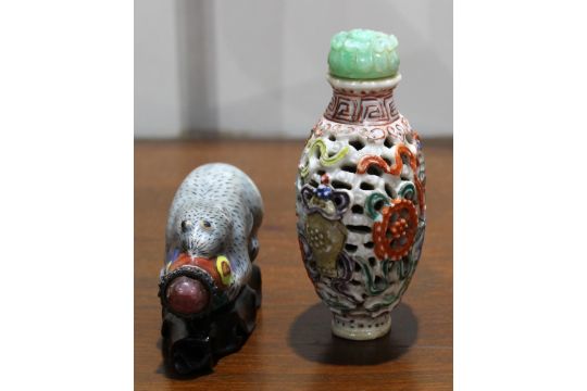 (lot of 3) Chinese porcelain snuff bottles, 19th/20th century, first, molded in the form of a - Image 2 of 6