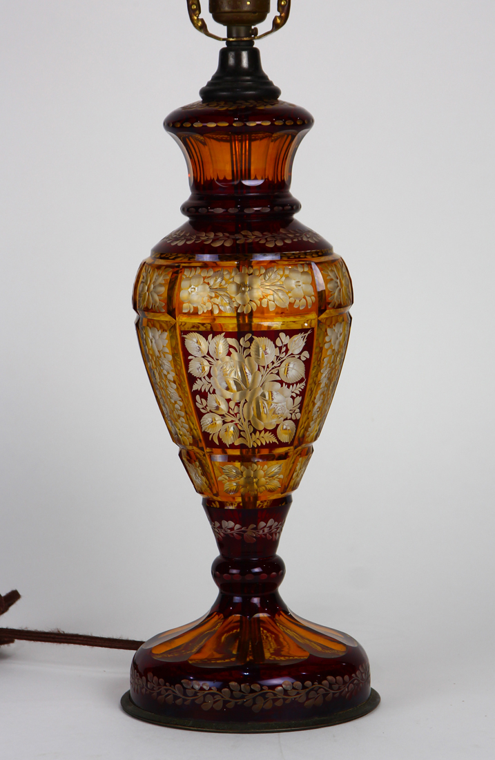 Bohemian style amber glass etched table lamp, having a single light, above a tapered form, - Image 2 of 2