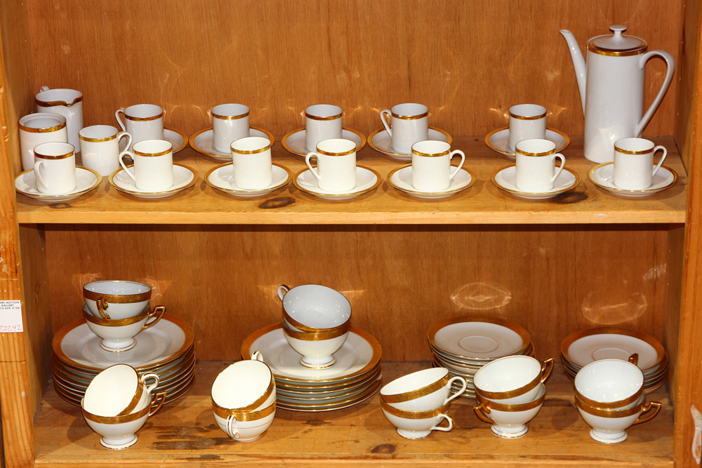 (lot of 71) Arzberg Germany porcelain tableware, each having a gilt rim, consisting of (13)