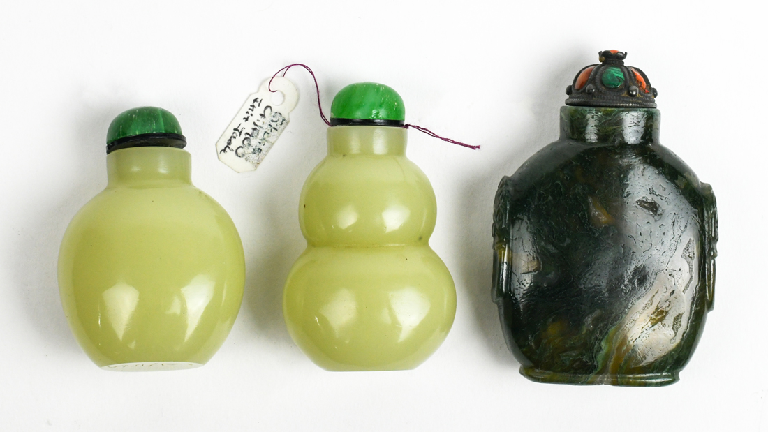 (lot of 3) Chinese snuff bottles: two celadon glass bottles, one of double gourd form; together with - Image 3 of 6