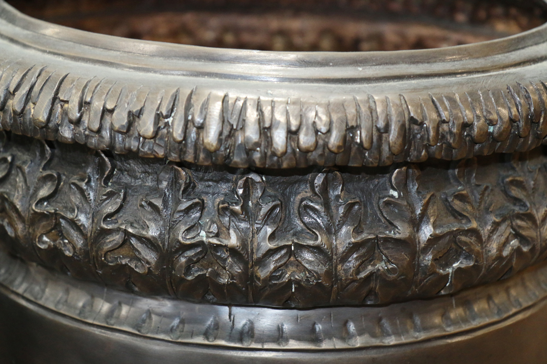 Pair of patinated bronze garden urns, each in the Neoclassical taste, having mythological mounts - Image 3 of 3