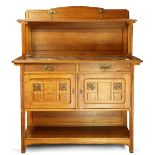 Art Nouveau sideboard, executed in quartersawn oak, the superstructure having a single shelf,