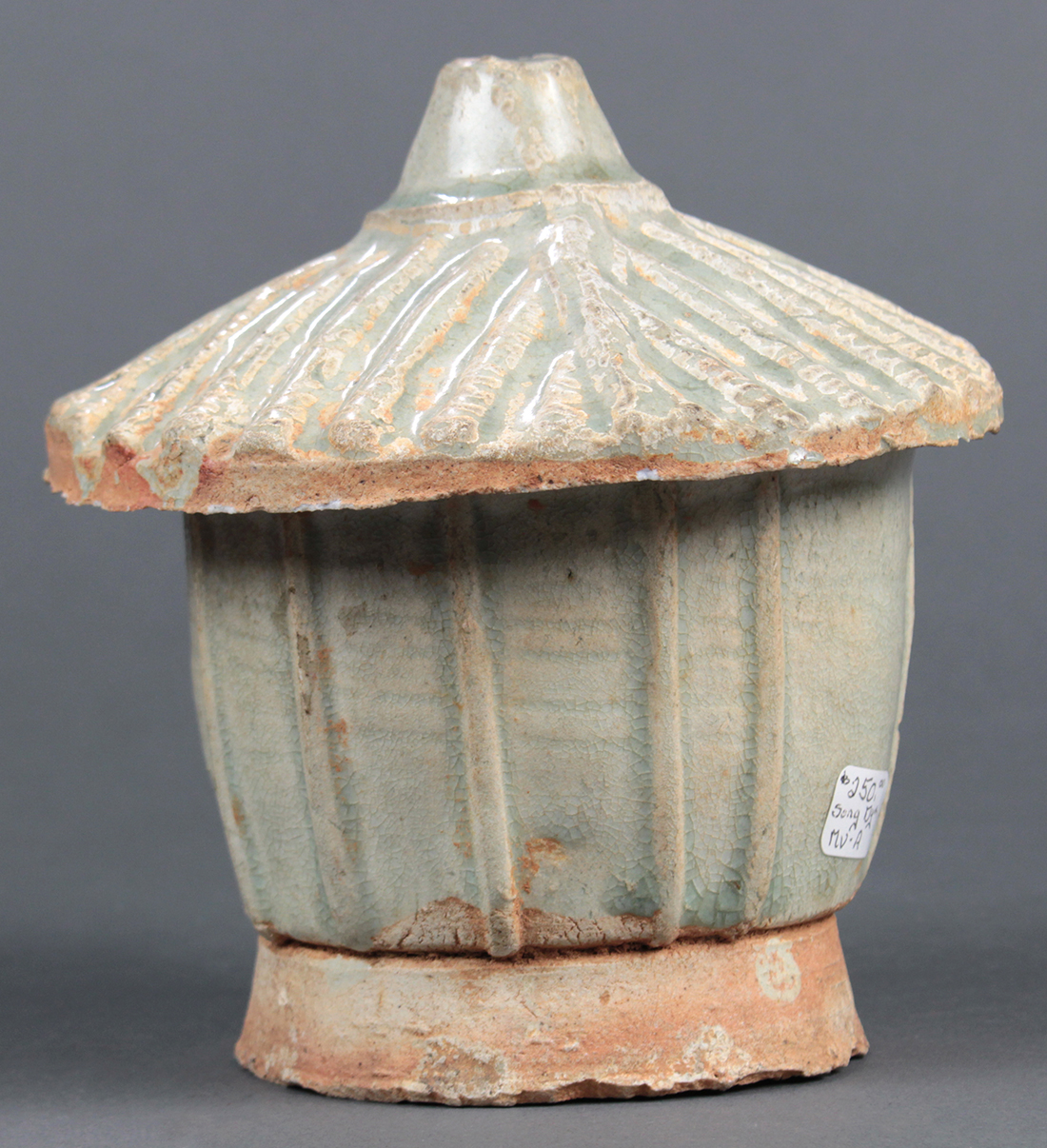 Chinese celadon glazed covered jar, in the form of a granary, with a thatched roof form lid and - Image 3 of 5