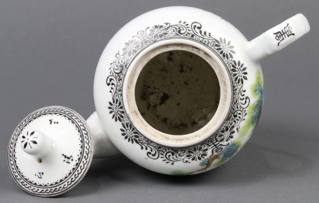 Chinese enameled porcelain tea pot, depicting famous poet Tao Yuanming picking chrysanthemums in the - Image 5 of 6