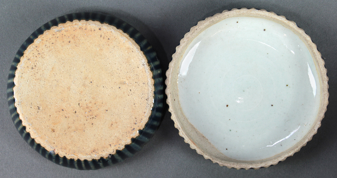 Chinese blue-and-white porcelain circular box, the lid molded with a dragon reserve on a blue - Image 3 of 3