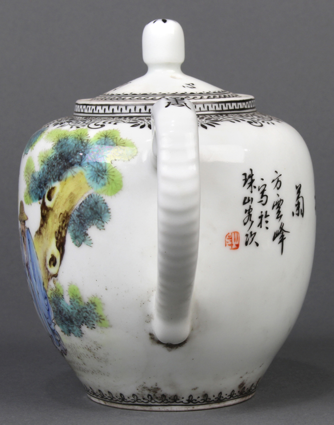 Chinese enameled porcelain tea pot, depicting famous poet Tao Yuanming picking chrysanthemums in the - Image 4 of 6