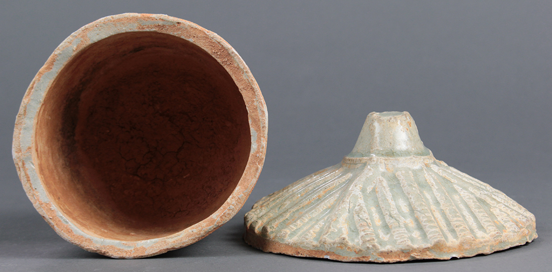 Chinese celadon glazed covered jar, in the form of a granary, with a thatched roof form lid and - Image 4 of 5